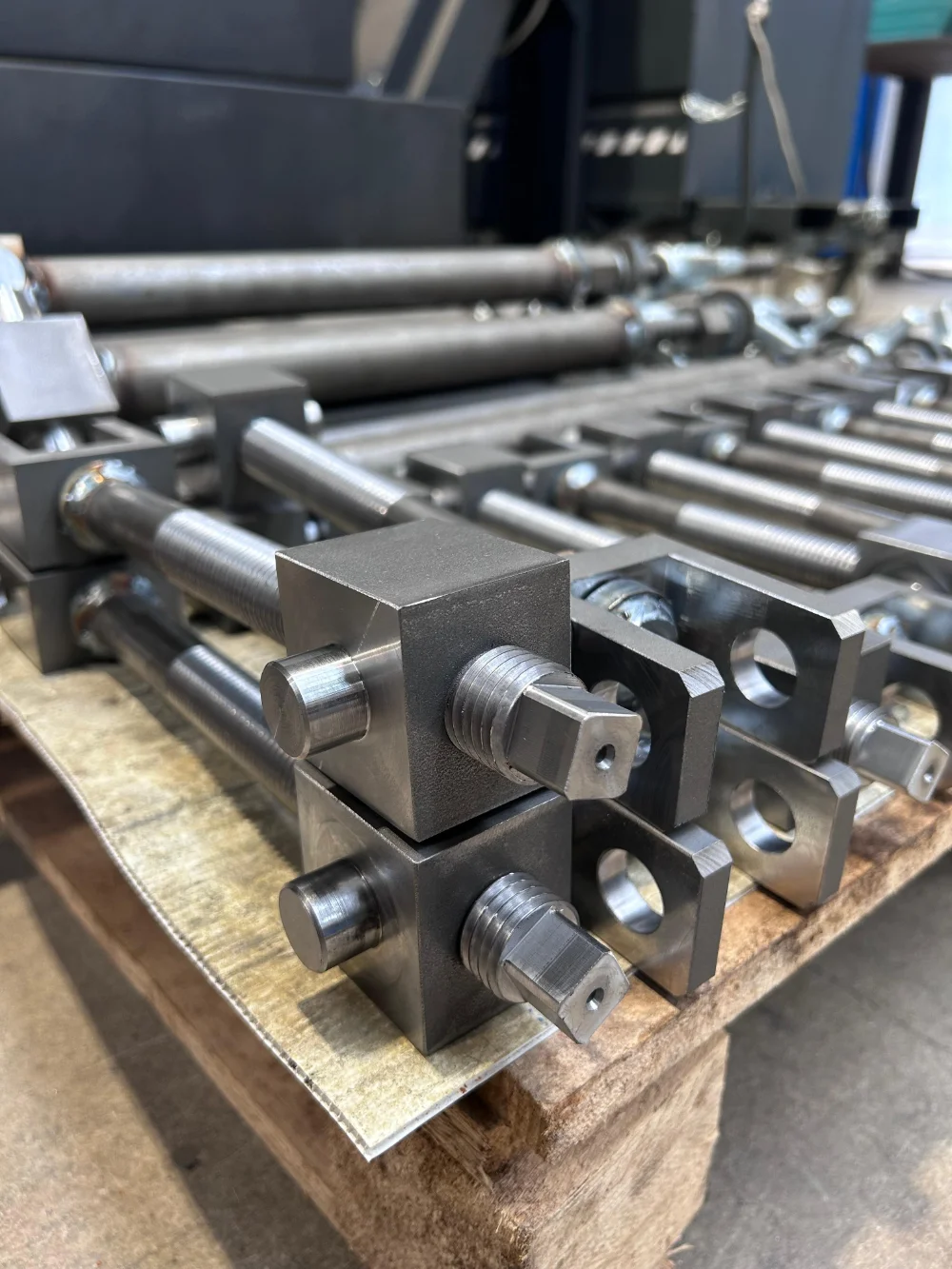 Industrial engineering tools and mechanical parts on technical drawings assemblaggio-componenti-meccanici-e-plastici