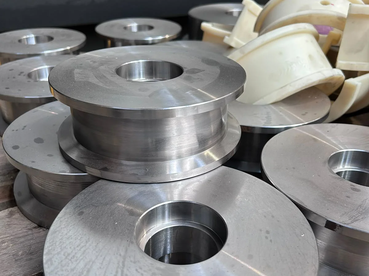 Industrial engineering tools and mechanical parts on technical drawings componenti-meccanici-per-l-industria