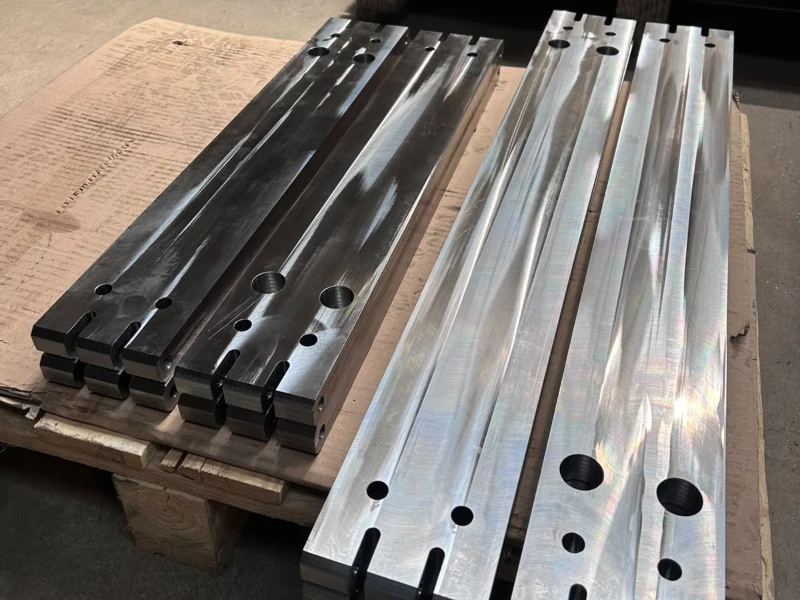 Precision Machinery in Operation with Close-up on CNC Equipment and Metal Components in Industrial Environment fresatura-a-controllo-numerico