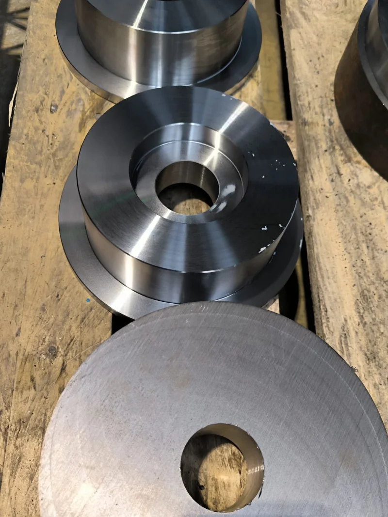 CNC milling machine working on metal workpiece machining lavorazione-meccanica-metalli