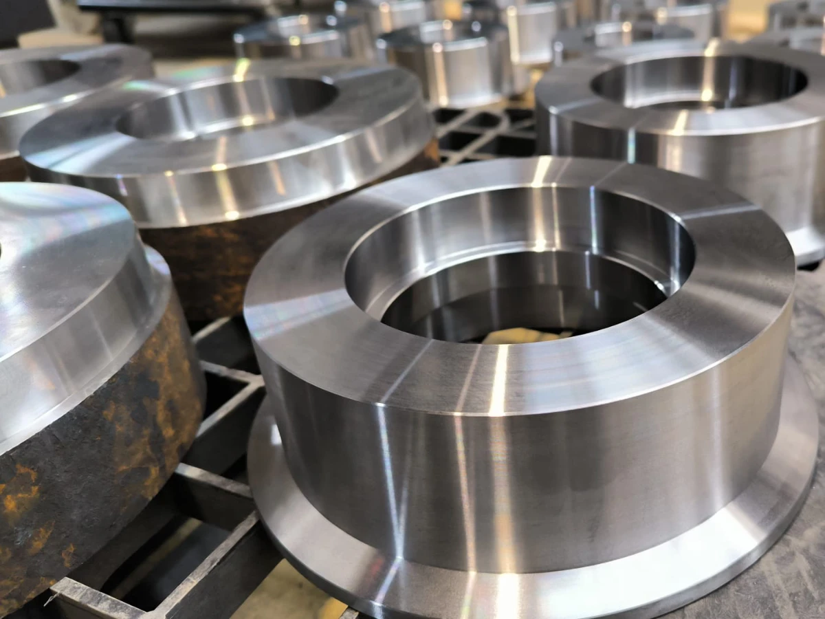 Precision Machinery in Operation with Close-up on CNC Equipment and Metal Components in Industrial Environment particolari-acciaio-alluminio