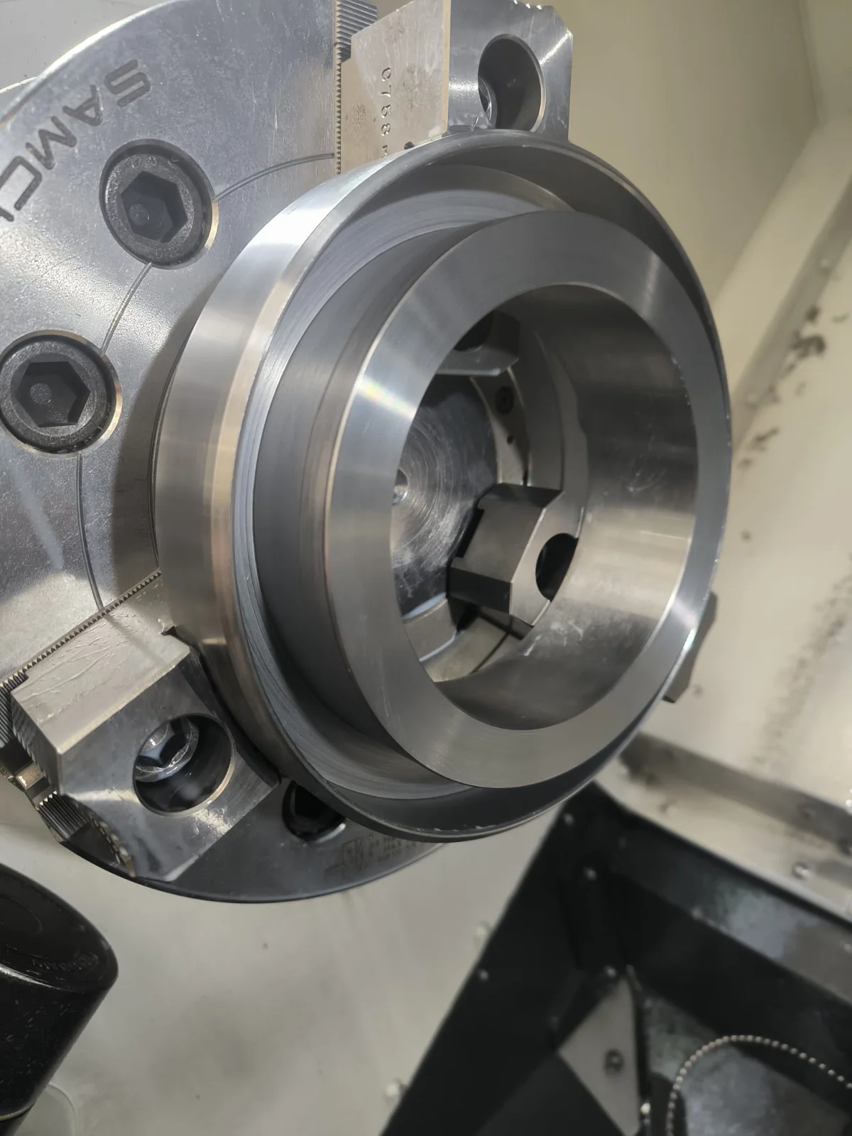 Industrial engineering tools and mechanical parts on technical drawings rettifica-di-precisione-componenti-metallici