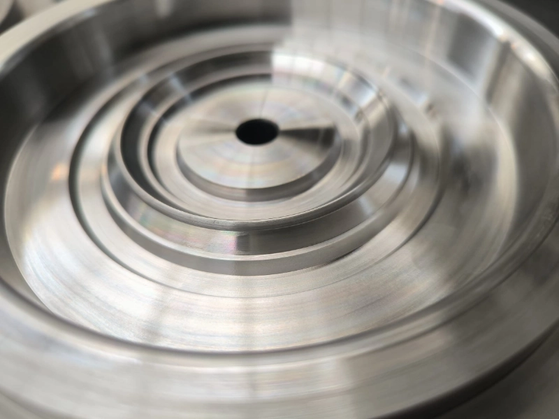 CNC milling machine working on metal workpiece machining rettifica-di-precisione-particolari