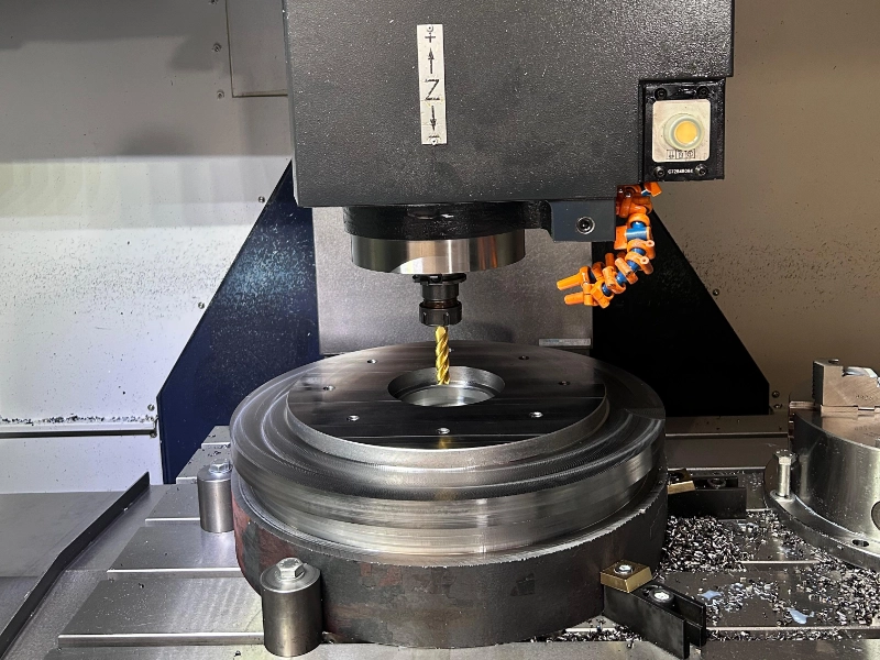 Precision Machinery in Operation with Close-up on CNC Equipment and Metal Components in Industrial Environment componenti-per-oleodinamica-impiantistica