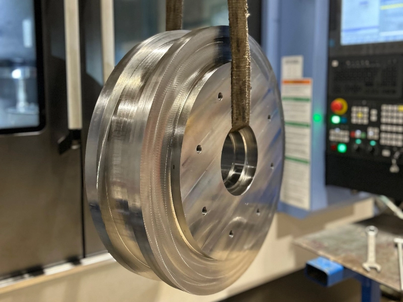 CNC milling machine working on metal workpiece machining realizzazione-componenti-per-alimentare